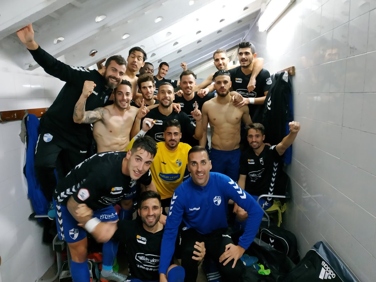 Los jugadores del Ebro, felices tras vencer al Ontinyent. | Foto: Enrique Álvarez