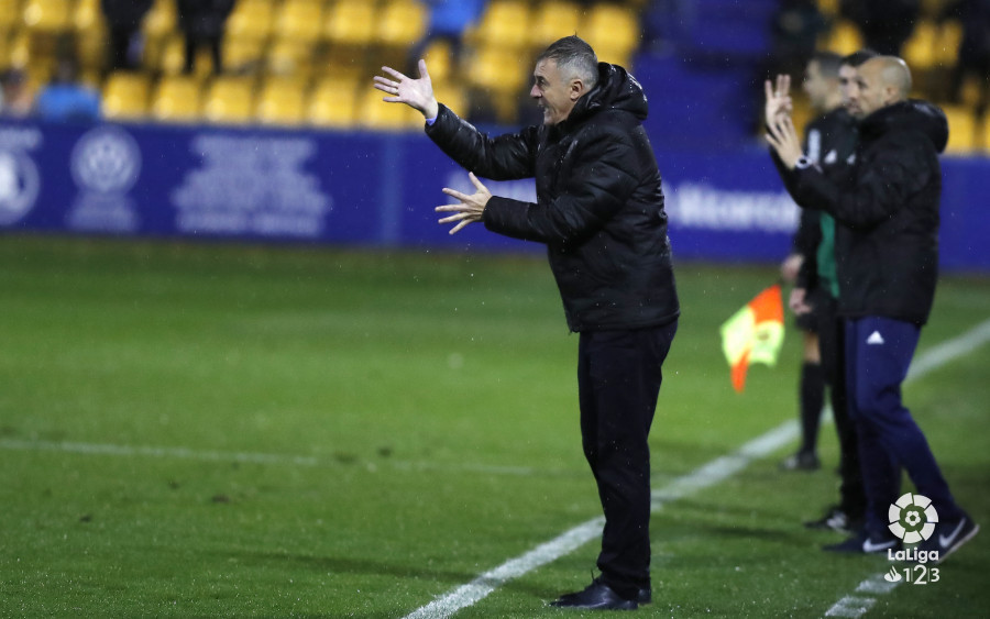 Alcaraz da indicaciones a su equipo. | Foto: La Liga