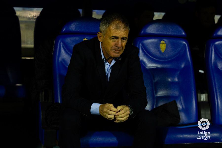 Alcaraz en el banquillo durante el Zaragoza - Mallorca. | Foto: La Liga