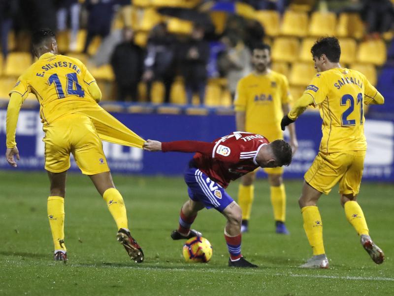 Biel agarra a un rival intentando hacerse con el balón. | Foto: Real Zaragoza