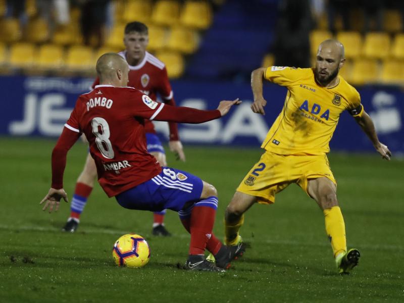 Pombo pelea el esférico ante el Alcorcón. | Foto: Real Zaragoza