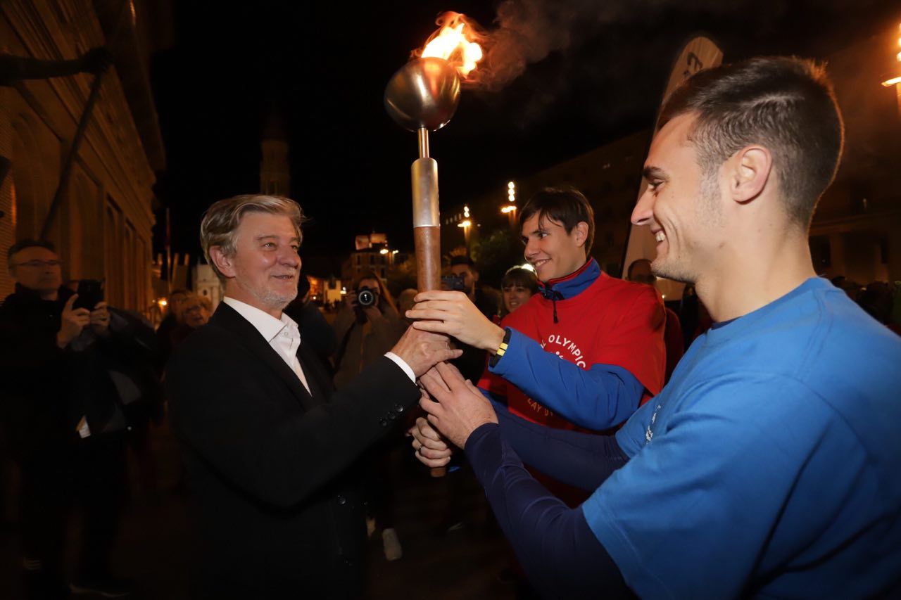 El alcalde Pedro Santisteve ha sido el último en recibir la antorcha. | Foto: Ayuntamiento de Zaragoza