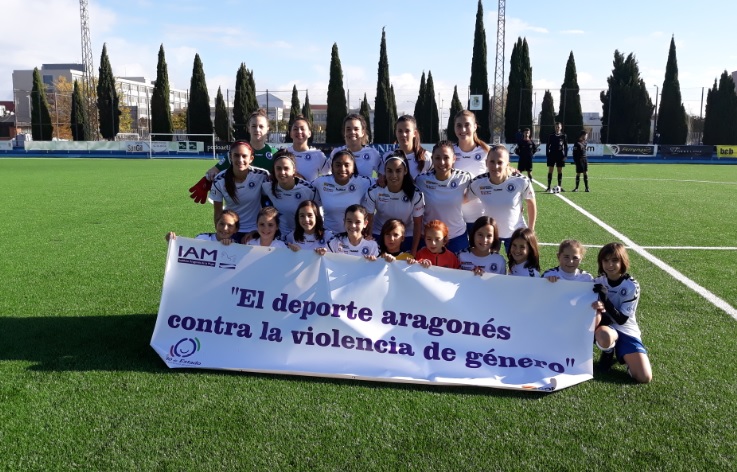 La plantilla del Zaragoza CFF luce una pancarta en contra de la violencia de género antes del partido ante el Barcelona B. | Foto: Zaragoza CFF