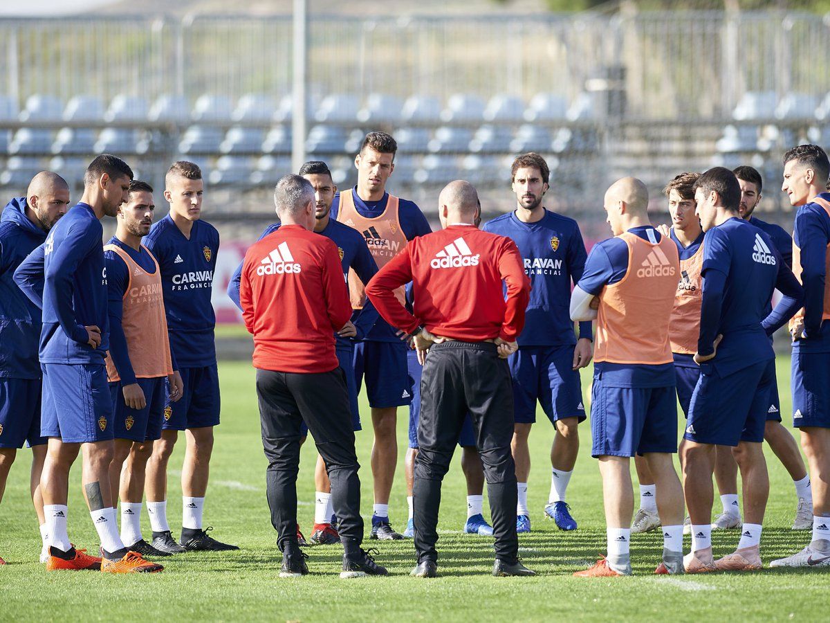 Alcaraz charla con sus jugadores en la Ciudad Deportiva. | Foto: Real Zaragoza
