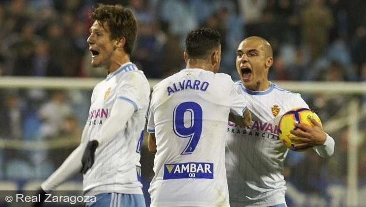 Gual, Vázquez y Pombo celebran el empate zaragocista. | Foto: Real Zaragoza