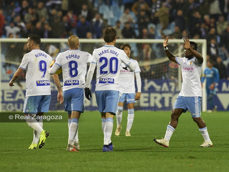 Igbekeme felicita a sus compañeros por el tanto del empate. | Foto: Real Zaragoza