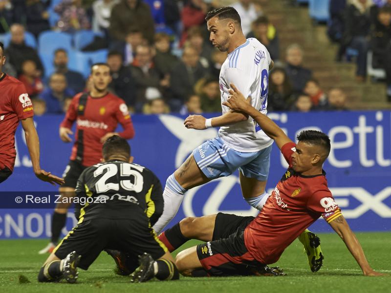 Vázquez pelea un balón en el área del Mallorca. | Foto: Real Zaragoza