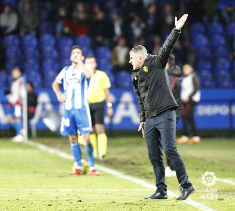 Alcaraz da indicaciones a sus jugadores en Riazor. | Foto: Liga 123