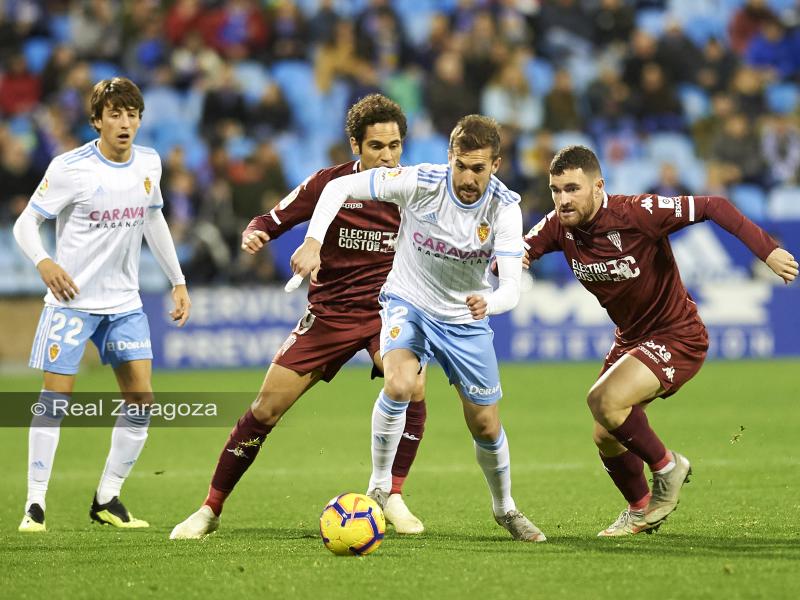 Delmás y Benito intentan hacerse con el balón ante el Córdoba. | Foto: Real Zaragoza