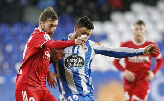 Benito pelea por hacerse con el balón en Riazor. | Foto: Liga 123