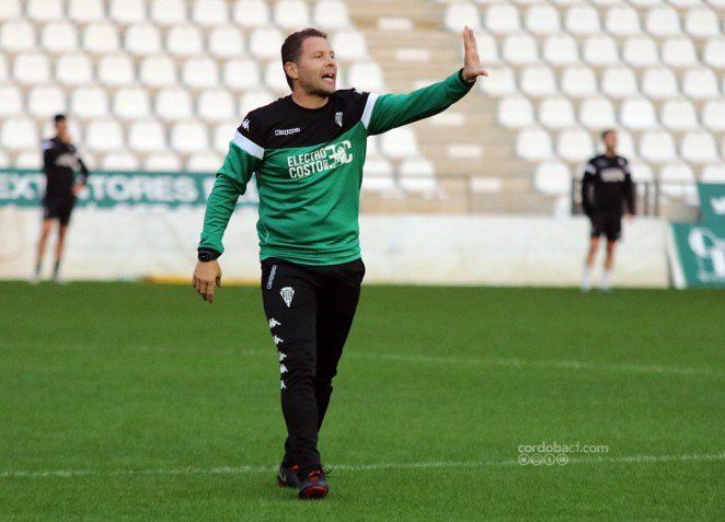 Curro Torres dirige una sesión de entrenamiento del Córdoba. | Foto: Córdoba CF