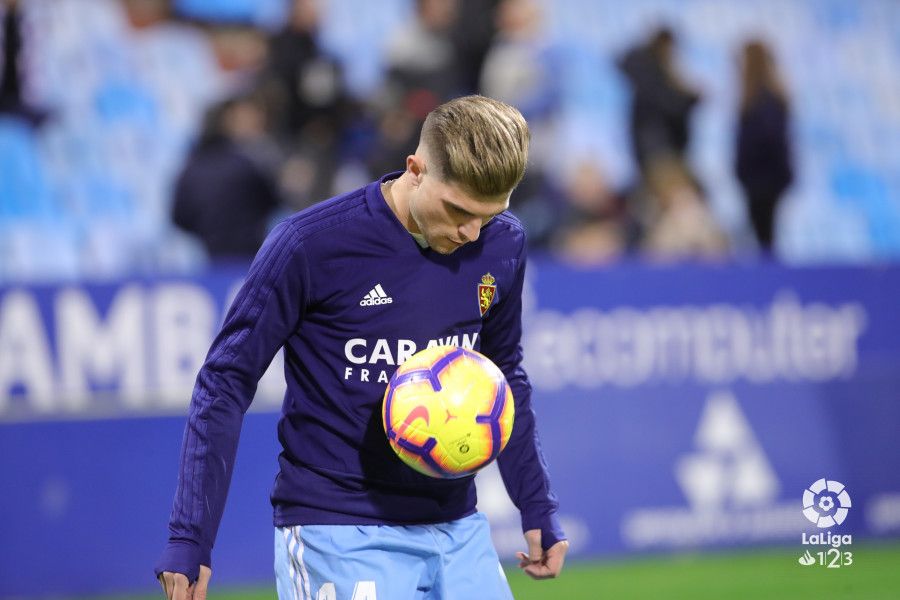 Guti calienta sobre el césped de La Romareda. | Foto: LaLiga