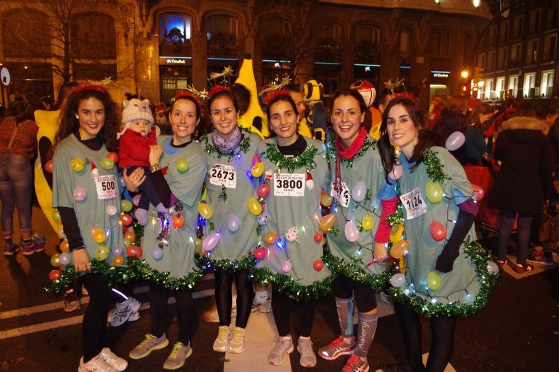 Muchos participantes acuden disfrazados a la San Silvestre. | Foto: A.D.A Jerónimo Zurita