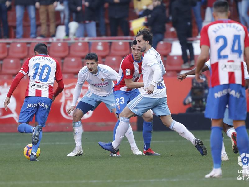 Alex Muñoz y Eguaras defienden en El Molinón. I Foto: La Liga