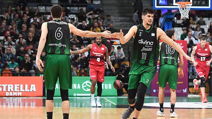 Marko Todorovic y Xabi López-Aróstegui celebran una canasta conseguida por Joventut