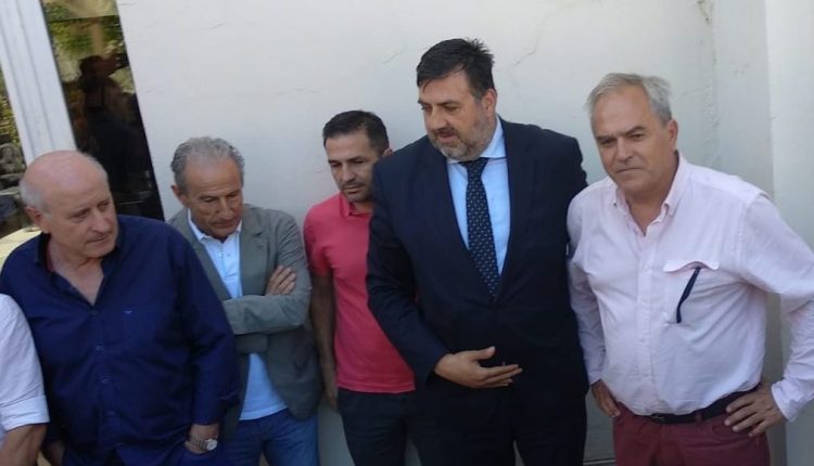 El consejero delegado de la SD Huesca, Manuel Torres, segundo por la derecha, en el pasado mes de mayo, justo cuando estalló la Operación 'Oikos'. Foto: SPORTARAGON