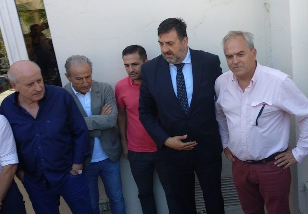 El consejero delegado de la SD Huesca, Manuel Torres, segundo por la derecha, en el pasado mes de mayo, justo cuando estalló la Operación 'Oikos'. Foto: SPORTARAGON