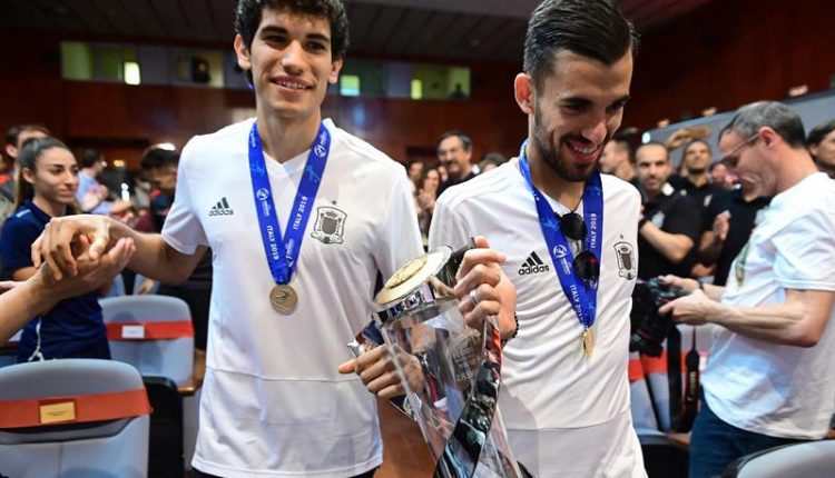 Los jugadores de la selección española de fútbol sub-21 Jesús Vallejo (i) y Dani Ceballos (d) a su llegada este lunes a la Ciudad del Fútbol de Las Rozas donde el combinado español ha recibido un homenaje tras proclamarse ayer campeón de Europa al vencer a Alemania en el campeonato de Europa que se ha disputado en Italia. EFE/Fernando Villar