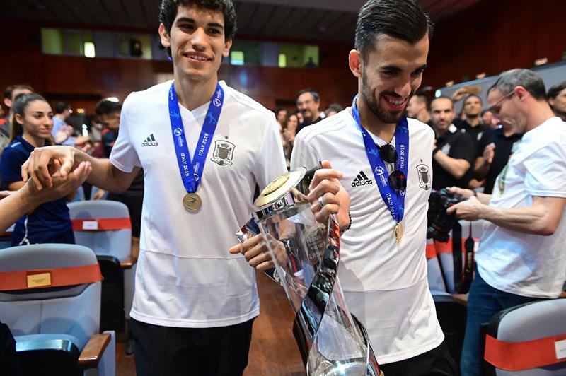 Los jugadores de la selección española de fútbol sub-21 Jesús Vallejo (i) y Dani Ceballos (d) a su llegada este lunes a la Ciudad del Fútbol de Las Rozas donde el combinado español ha recibido un homenaje tras proclamarse ayer campeón de Europa al vencer a Alemania en el campeonato de Europa que se ha disputado en Italia. EFE/Fernando Villar