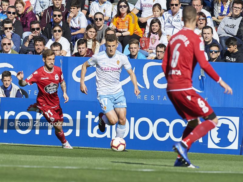 Nieto conduce un balón en La Romareda. Foto: Real Zaragoza