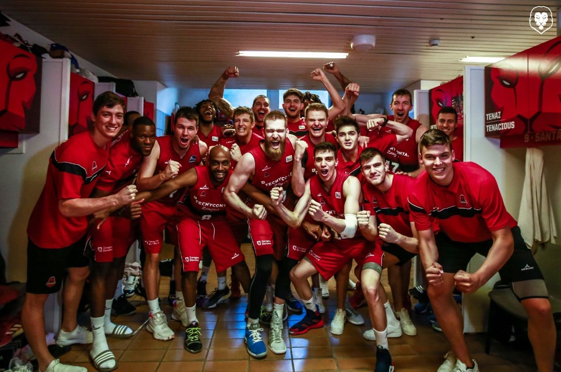 Los jugadores celebran la victoria ante Baskonia de la pasada temporada. Foto: Esther Casas/Basket Zaragoza