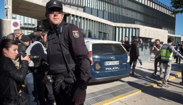 Los detenidos llegarán al juzgado de Huesca escoltados por vehículos policiales | Foto: EFE