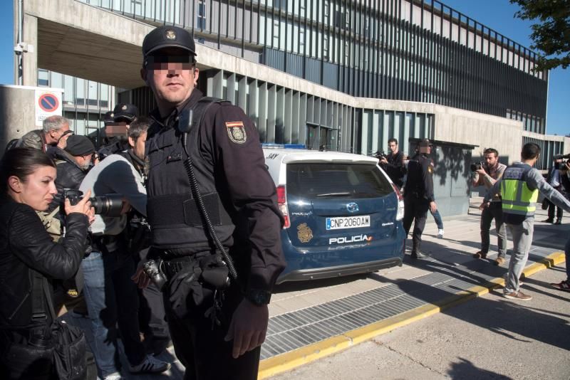 Los detenidos llegarán al juzgado de Huesca escoltados por vehículos policiales | Foto: EFE