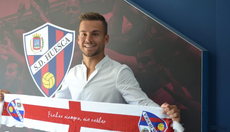 El nuevo portero el Huesca Álvaro Fernández posa con la bufanda del Huesca en el túnel de acceso al campo. Foto: Sportaragon