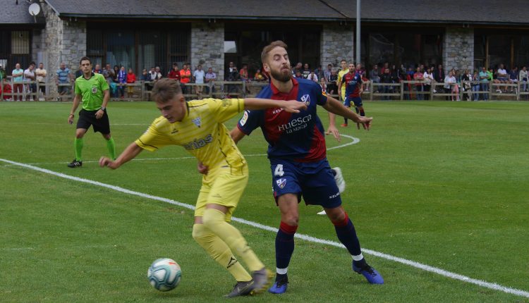 El capitán de la SD Huesca, Jorge Pulido, pelea un balón en el encuentro amistoso ante el Ejea | Foto: SD Huesca