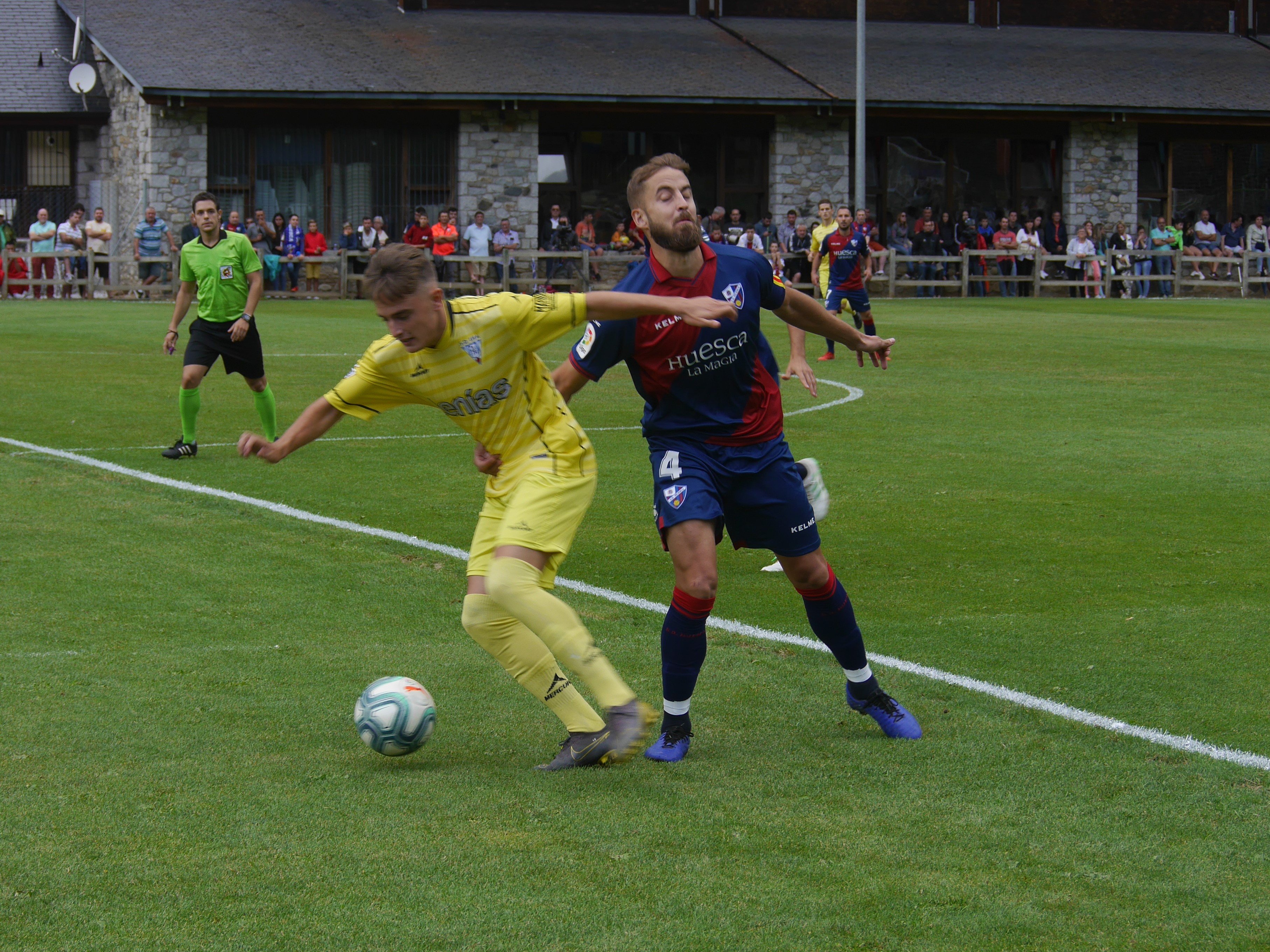 El capitán de la SD Huesca, Jorge Pulido, pelea un balón en el encuentro amistoso ante el Ejea | Foto: SD Huesca