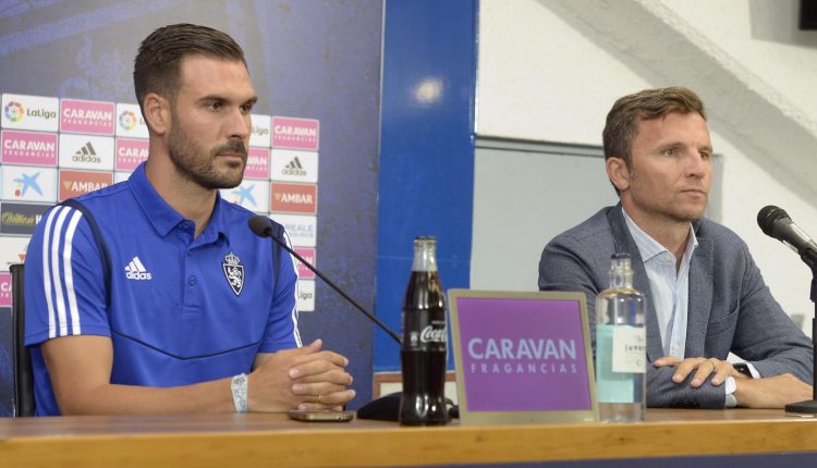 Atienza, en la imagen, ha sido presentado como jugador del Real Zaragoza en compañía de Lalo. Foto: Real Zaragoza