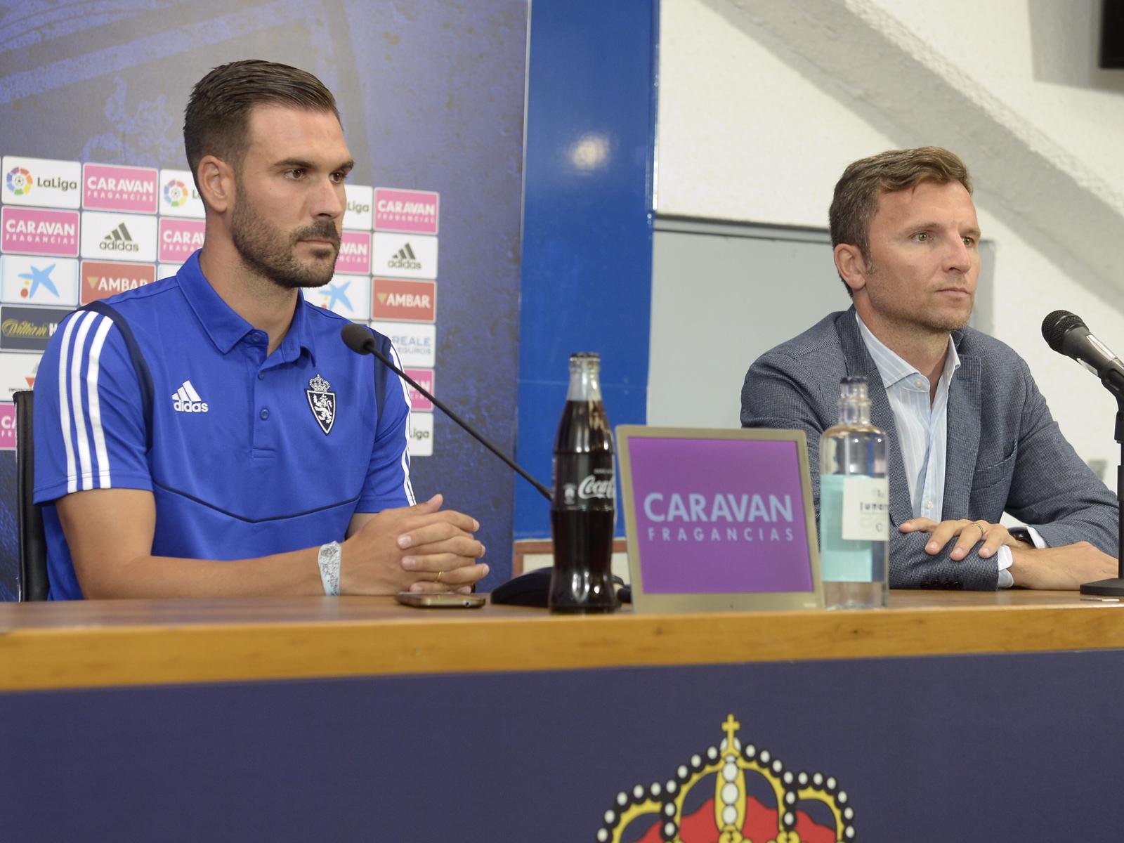 Atienza, en la imagen, ha sido presentado como jugador del Real Zaragoza en compañía de Lalo. Foto: Real Zaragoza