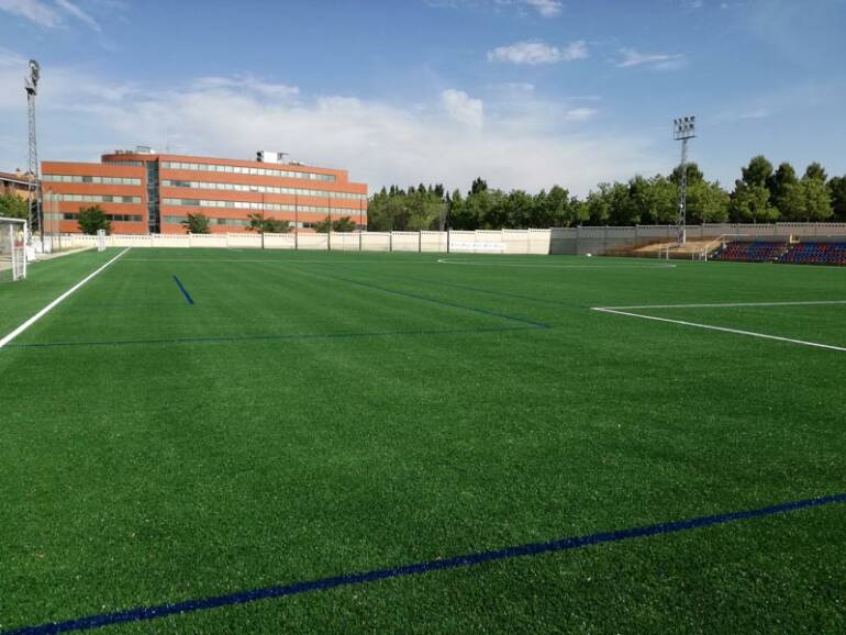 Nuevo césped instalado en el campo Luis Milla de Teruel | Foto: Mondo Ibérica