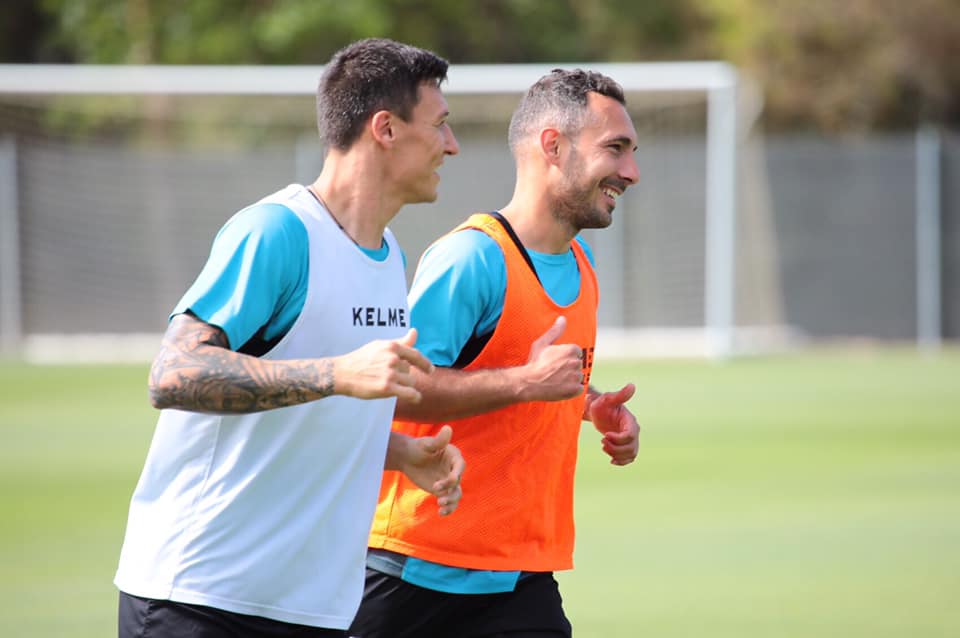 Musto y Ferreiro hablan en un entrenamiento de pretemporada de la SD Huesca | Foto: SD Huesca