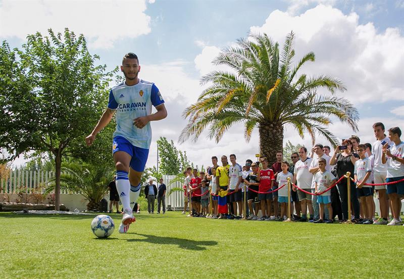 Luis Suárez en su presentación con la indumentaria del Real Zaragoza | Foto: EFE