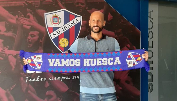 Mikel Rico en su presentación como jugador de la SD Huesca. Está será tu tercera etapa en el club | Foto: Alberto Lizaldez - SPORTARAGON
