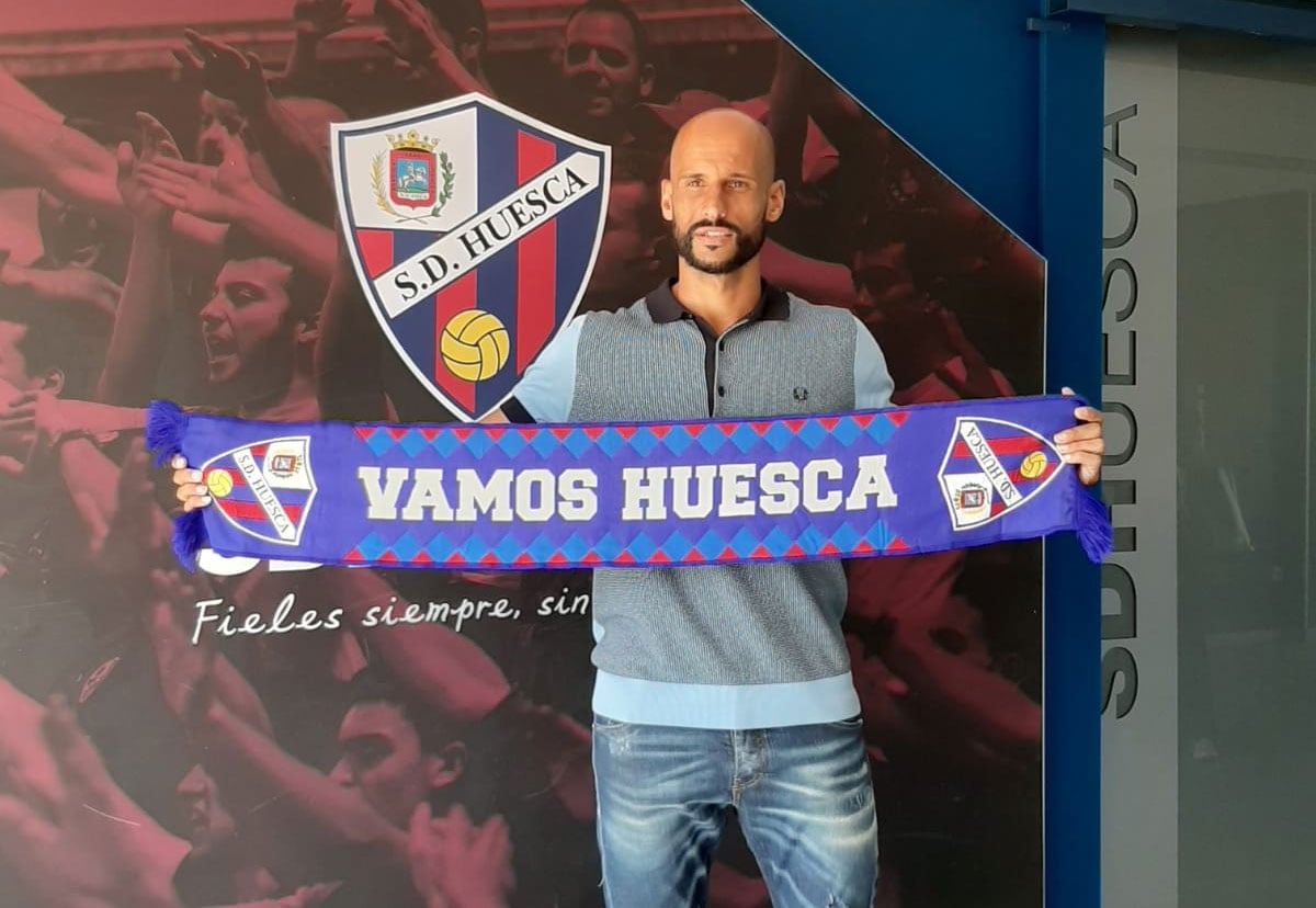 Mikel Rico en su presentación como jugador de la SD Huesca. Está será tu tercera etapa en el club | Foto: Alberto Lizaldez - SPORTARAGON