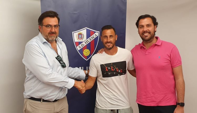 Pedro López junto a Manuel Torres (Consejero Delegado / Izquierda) y Rubén García (Director Deportivo / Derecha) | Foto: SD Huesca