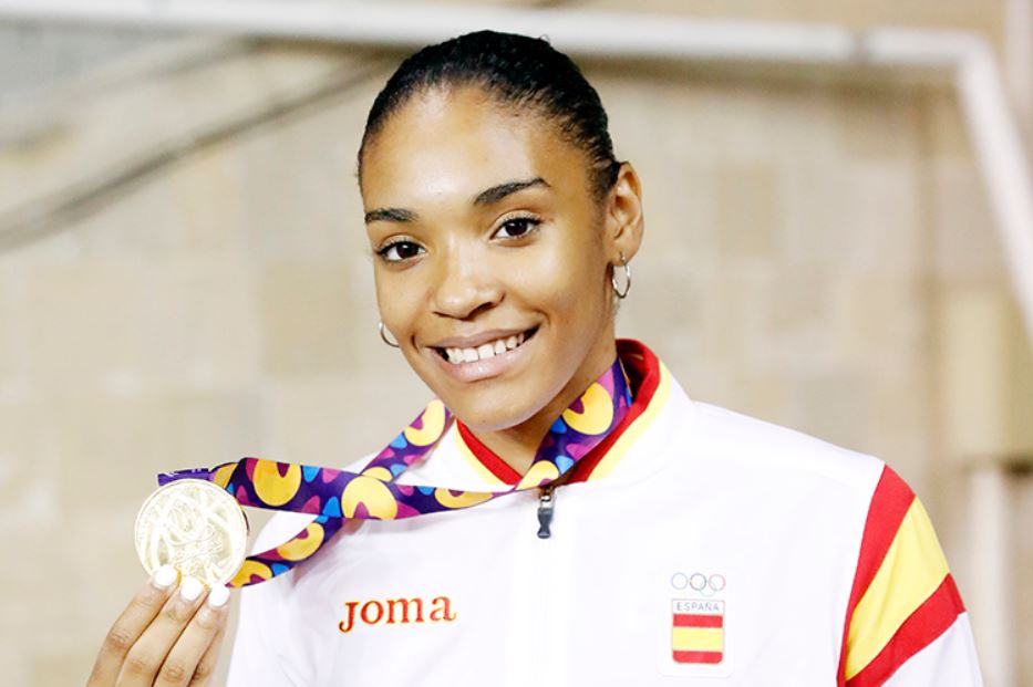 Salma Paralluelo luce su medalla de oro lograda en los 400 vallas en el FOJE