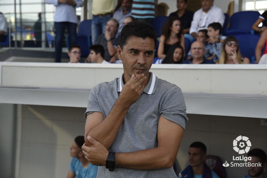 Michel, pensativo, antes del partido entre la SD Huesca y el Dépor. Foto: LFP