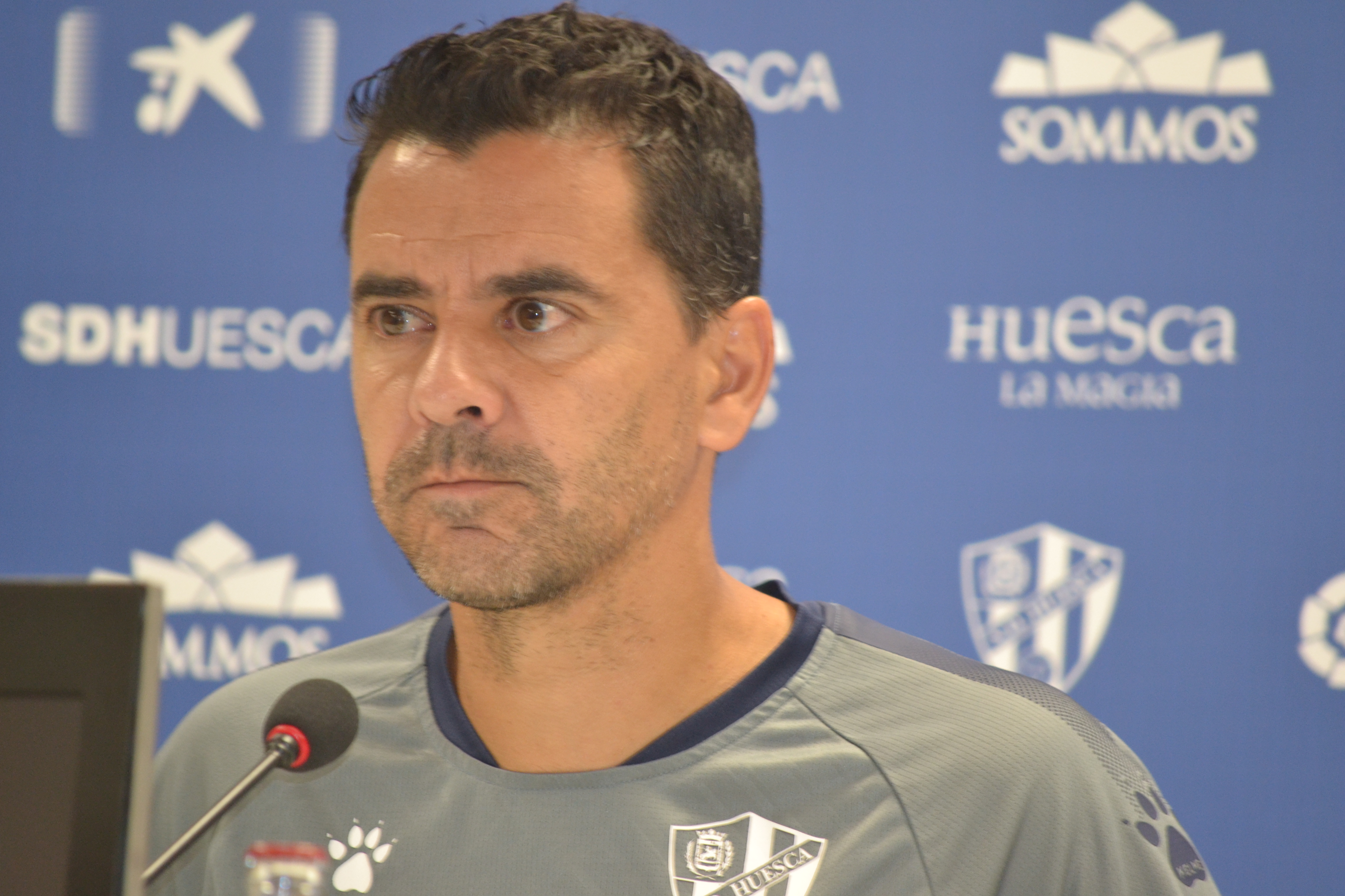 Míchel, entrenador del Huesca, en sala de prensa | Foto: Sportaragon.com