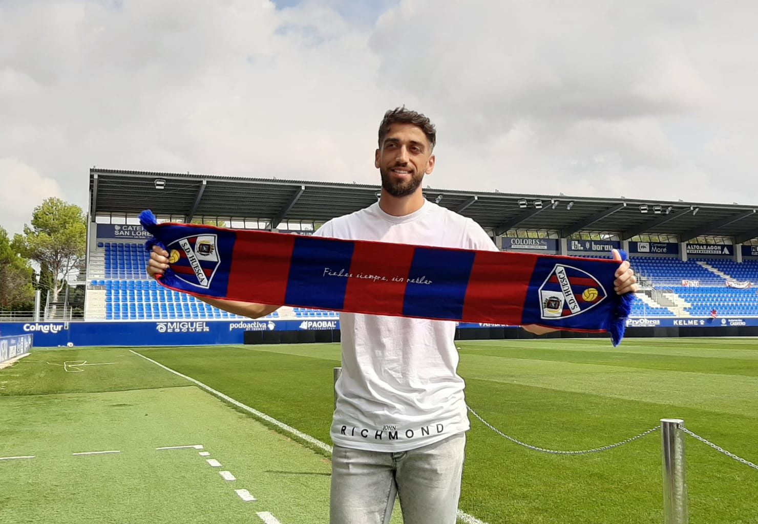 Josué Sá en su presentación como nuevo jugador del Huesca | Foto: SPORTARAGON.com