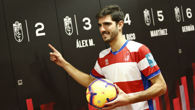 Bernardo Cruz con la camiseta del Granada | Foto: Granada hoy