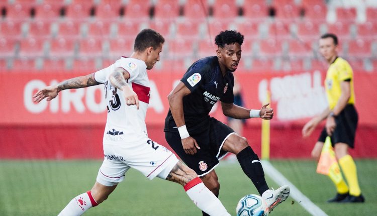 Girona y Huesca ya se vieron las caras en pretemporada. En la imagen, Raba y Mójica dispután un balón | Foto: Girona CF