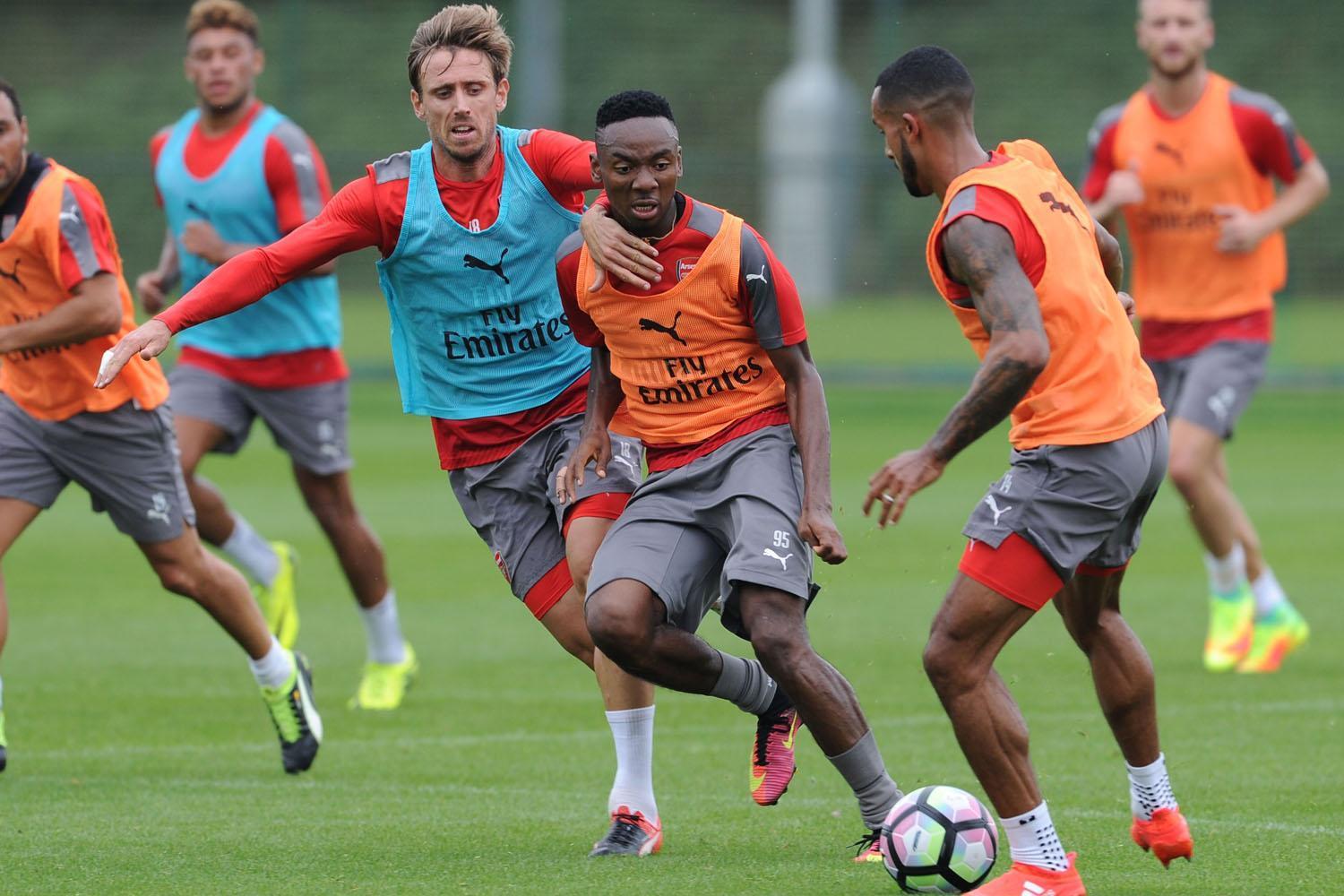 Kelechi Nwakali y Nacho Monreal pelean por un balón en un entrenamiento del Arsenal