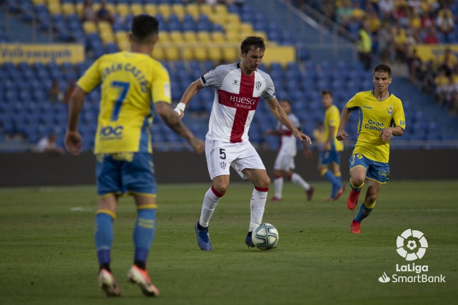 Mosquera rodeado de jugadores de Las Palmas | Foto: LFP