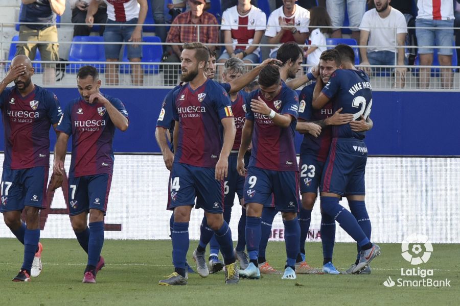 Los jugadores el Huesca celebran uno de los goles ante el Dépor | Foto: LFP