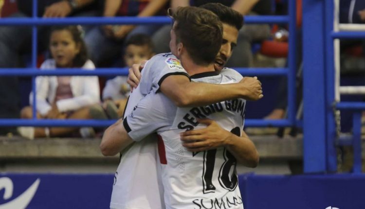 Juan carlos y Sergio Gómez celebran el gol del Huesca en Extremadura