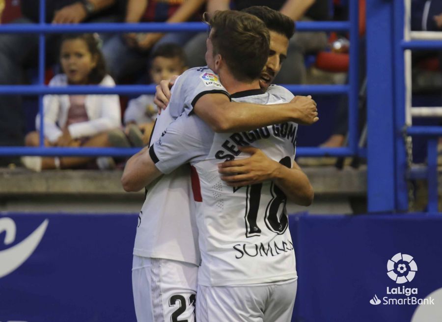 Juan carlos y Sergio Gómez celebran el gol del Huesca en Extremadura