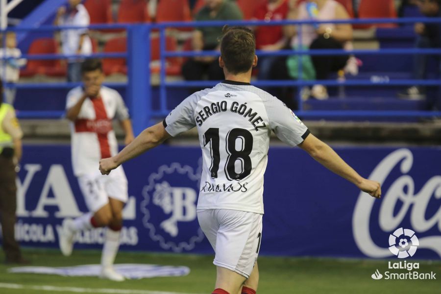 Juan Carlos reconoce a Sergio Gómez el mérito de su pase para abrir el marcador del Huesca contra el Extremadura. Foto: LFP